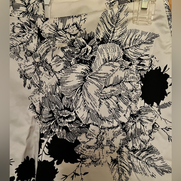 White House Black Market Toile Print Capris - Picture 5 of 5